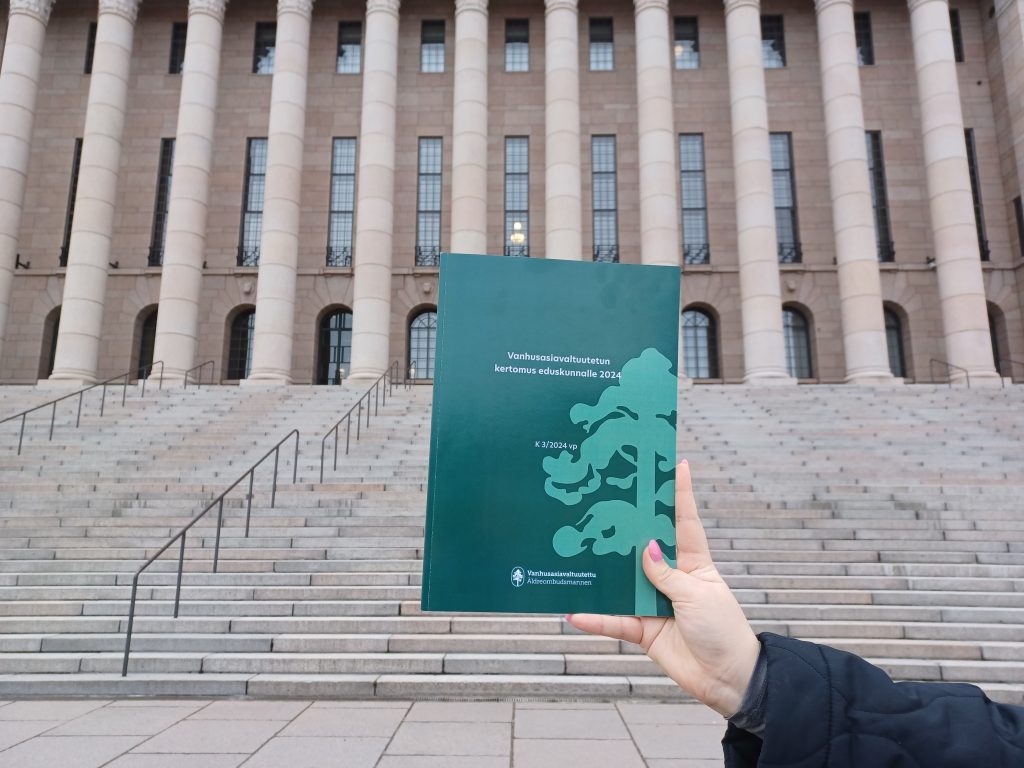På bilden syns 2024 års berättelse till riksdagen av äldreombudsmannen framför riksdagshuset.